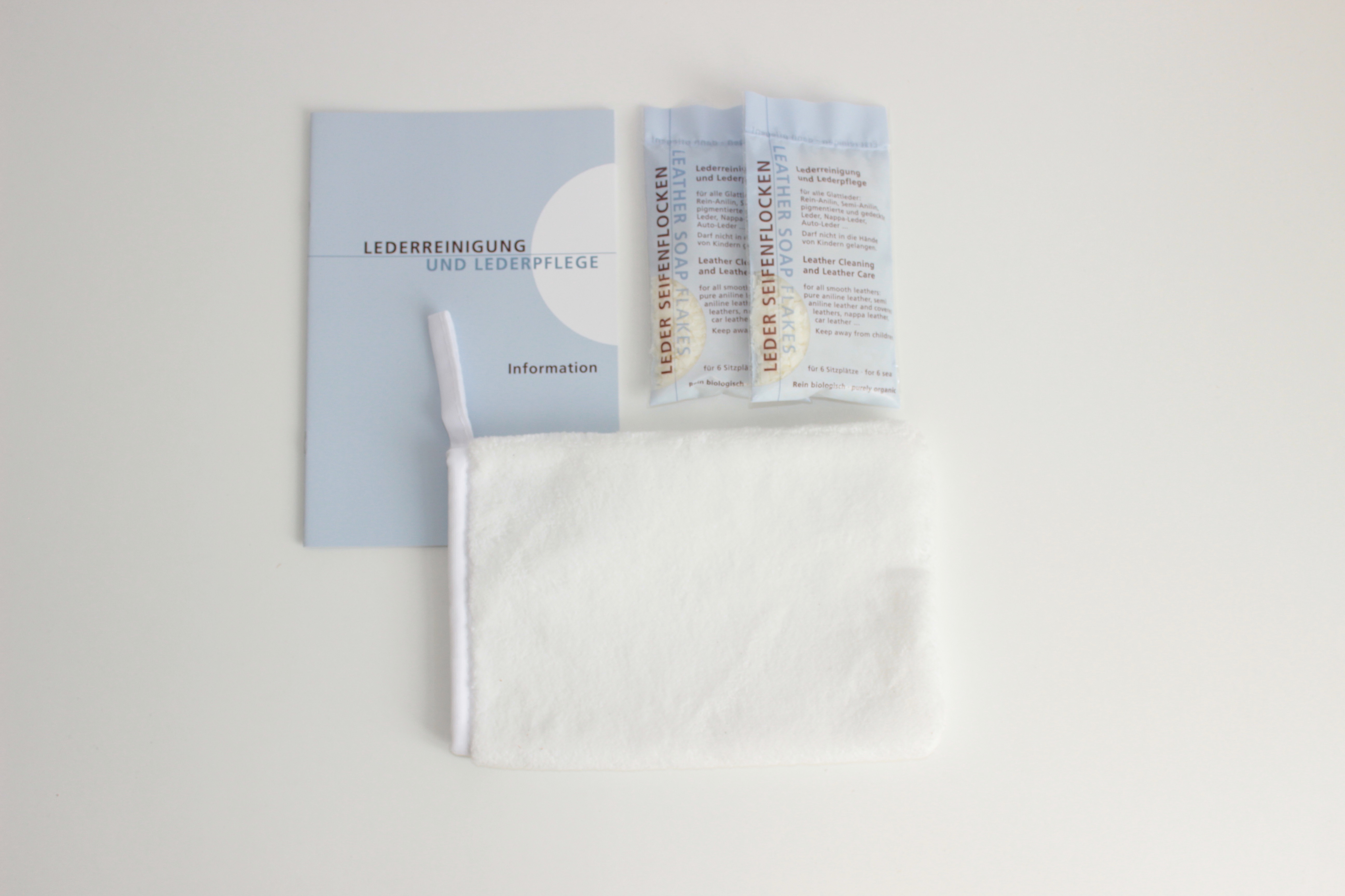Leder-Seifenflocken als Reinigungs- und Pflegemittel – Set für sanfte Lederreinigung mit Tuch und Anleitung