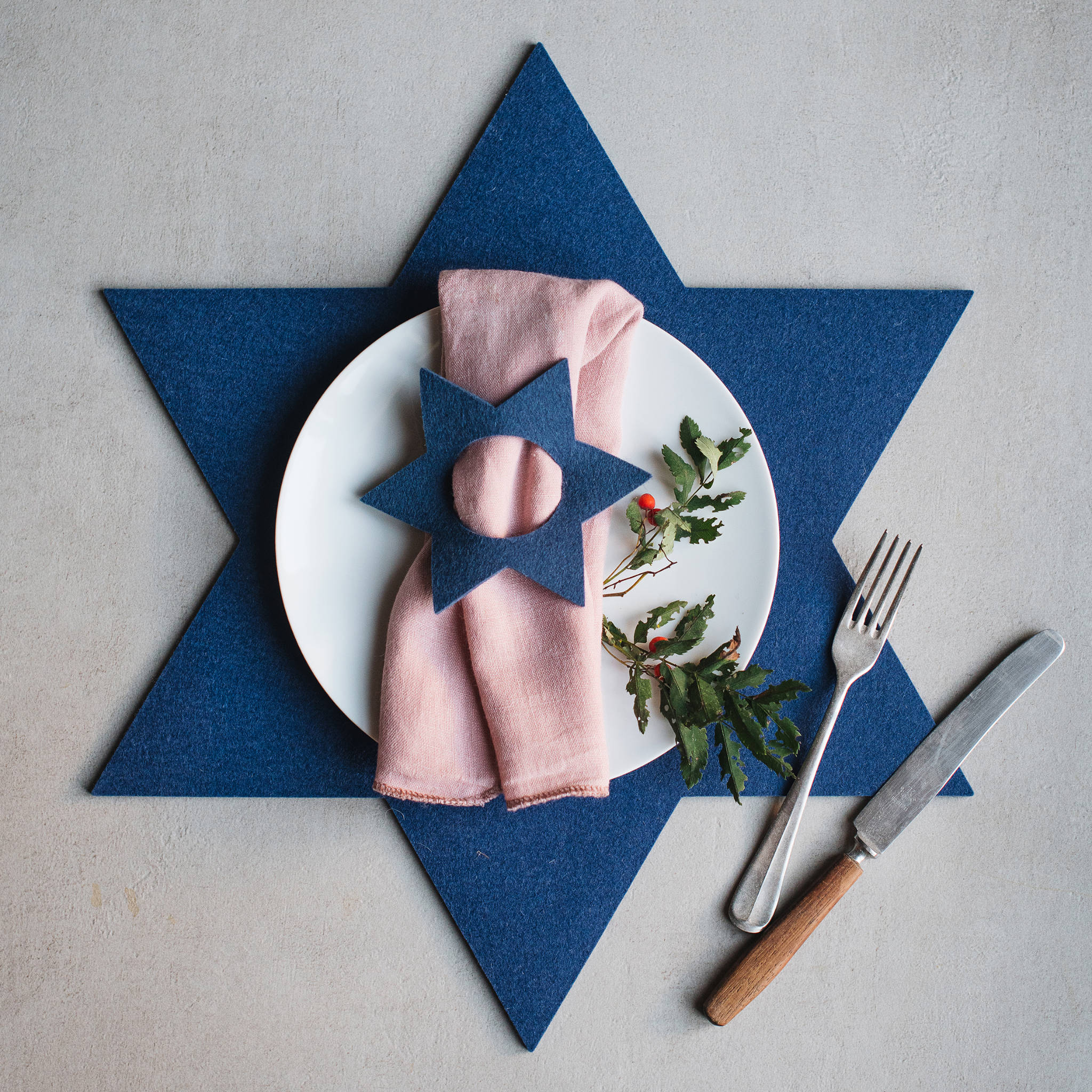 Weihnachtlicher Untersetzer Stern aus Wollfilz von Hey-Sign in der Farbe Indigo